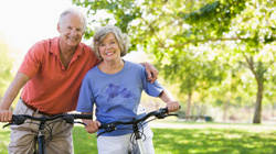 älteres Paar beim radfahren