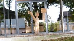 eine lustige Holzfigur vor der Berufsschule Bad Aibling