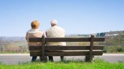 Rentnerpaar sitzen auf dem Bank